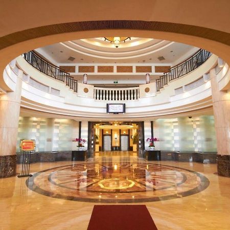 The Center Grand Hotel Янтай Екстериор снимка
