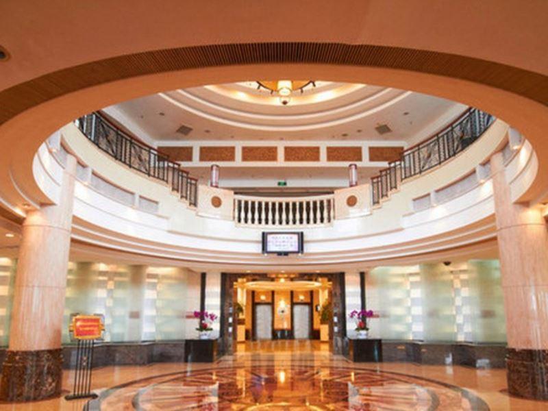The Center Grand Hotel Янтай Екстериор снимка
