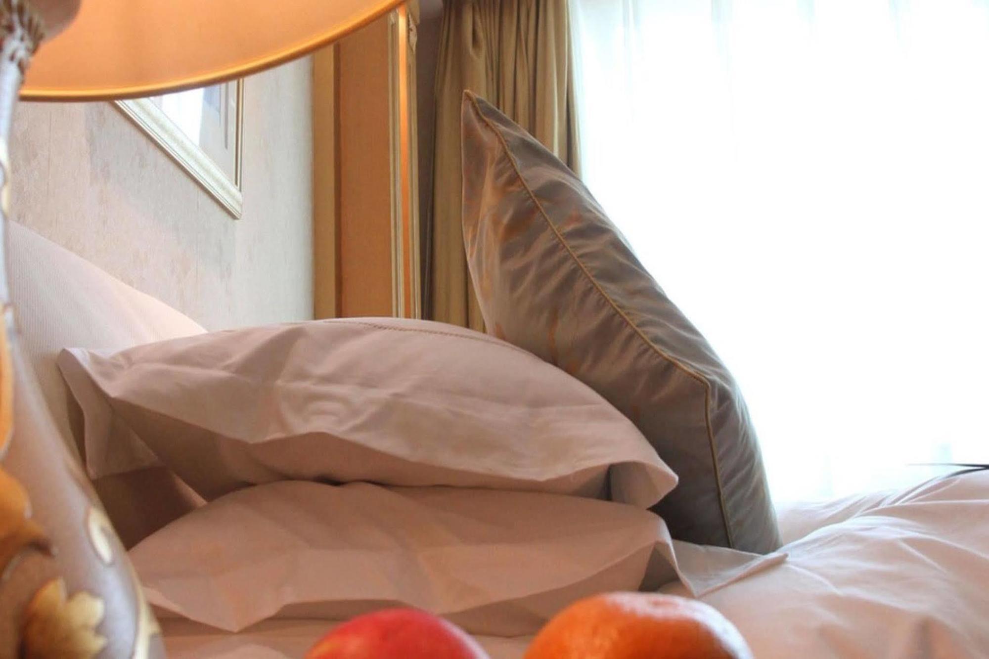 The Center Grand Hotel Янтай Екстериор снимка