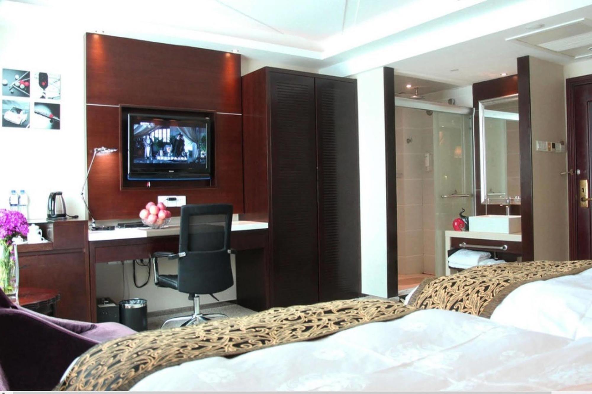 The Center Grand Hotel Янтай Екстериор снимка
