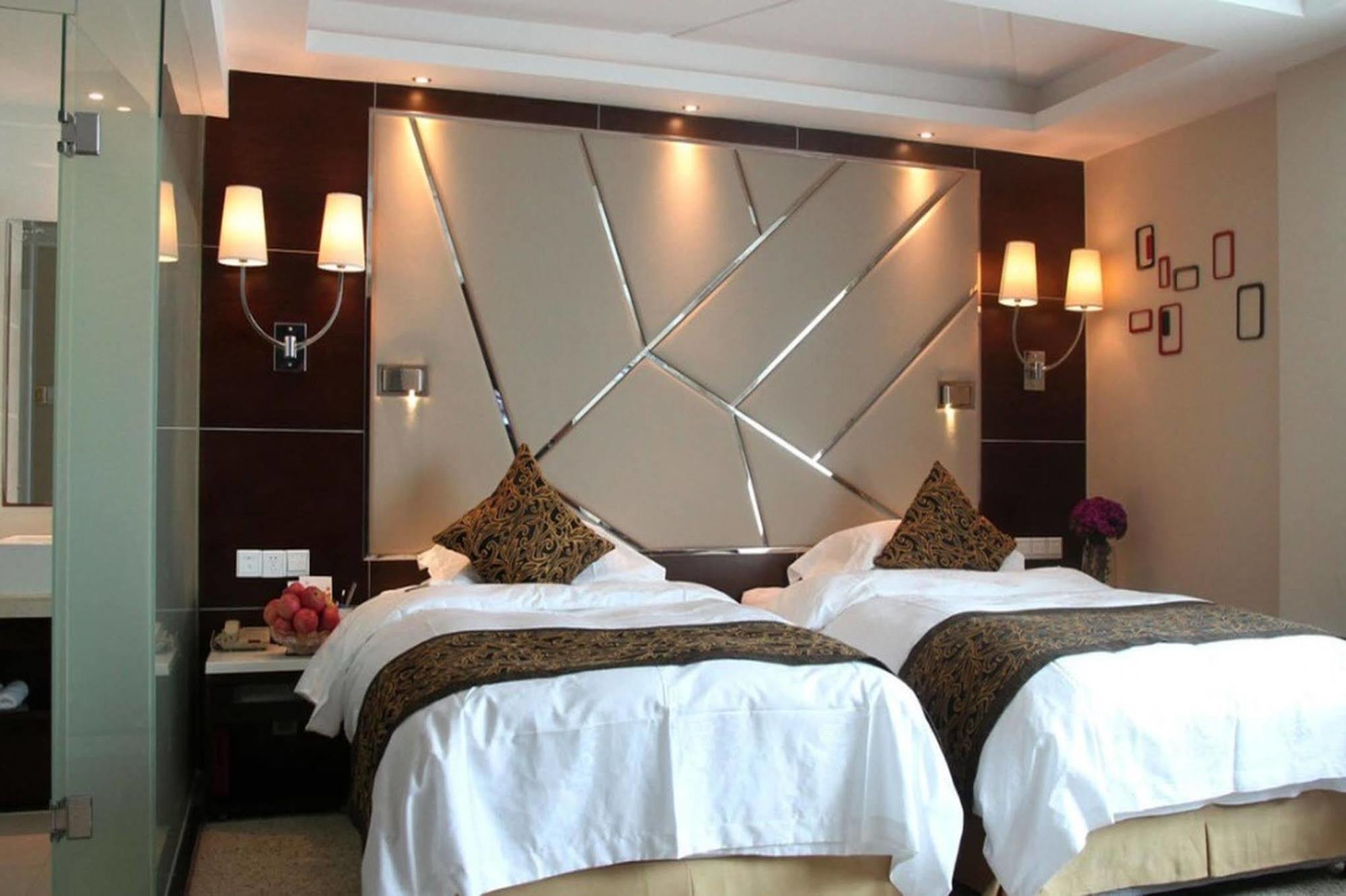 The Center Grand Hotel Янтай Екстериор снимка