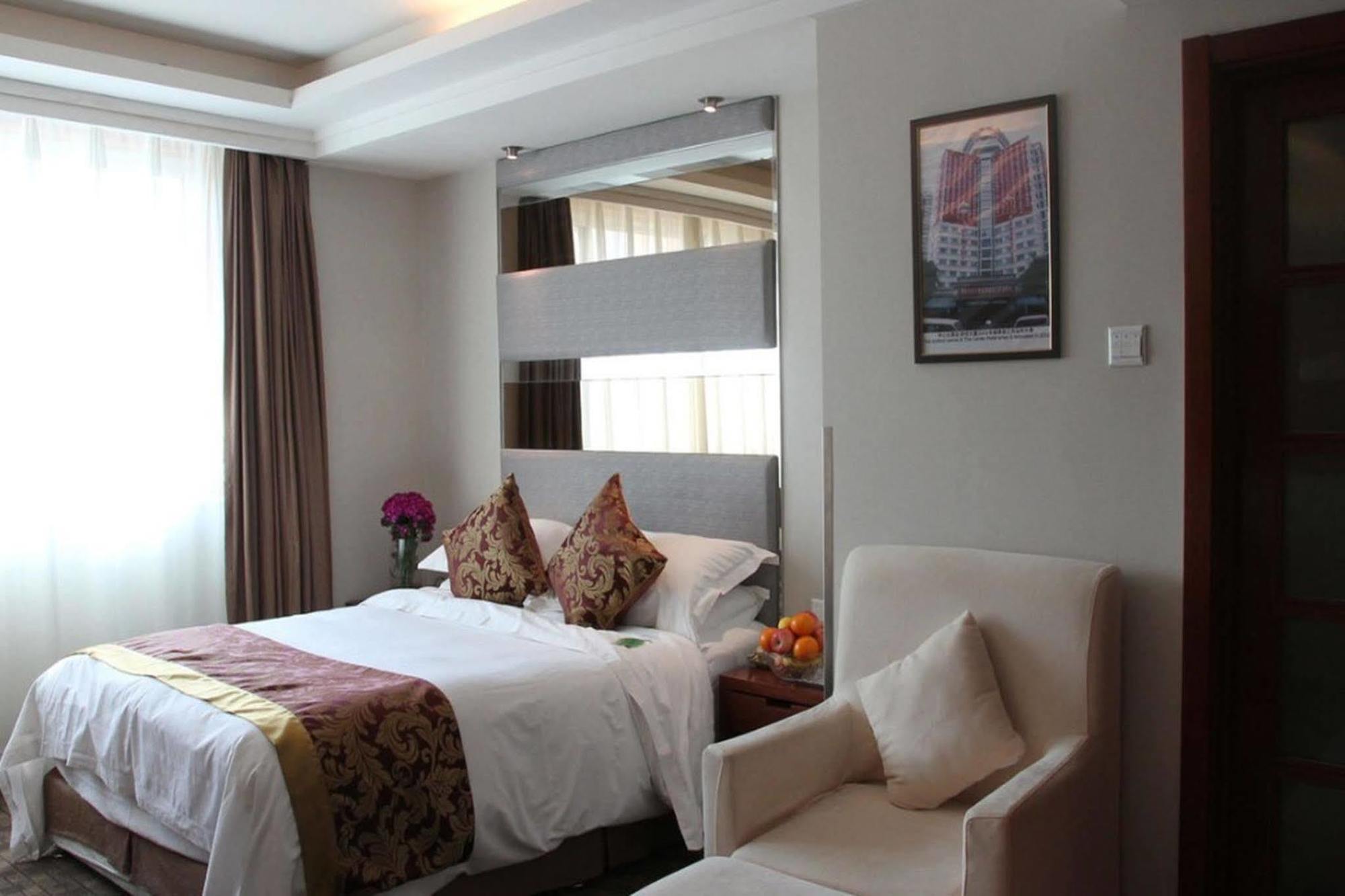 The Center Grand Hotel Янтай Екстериор снимка