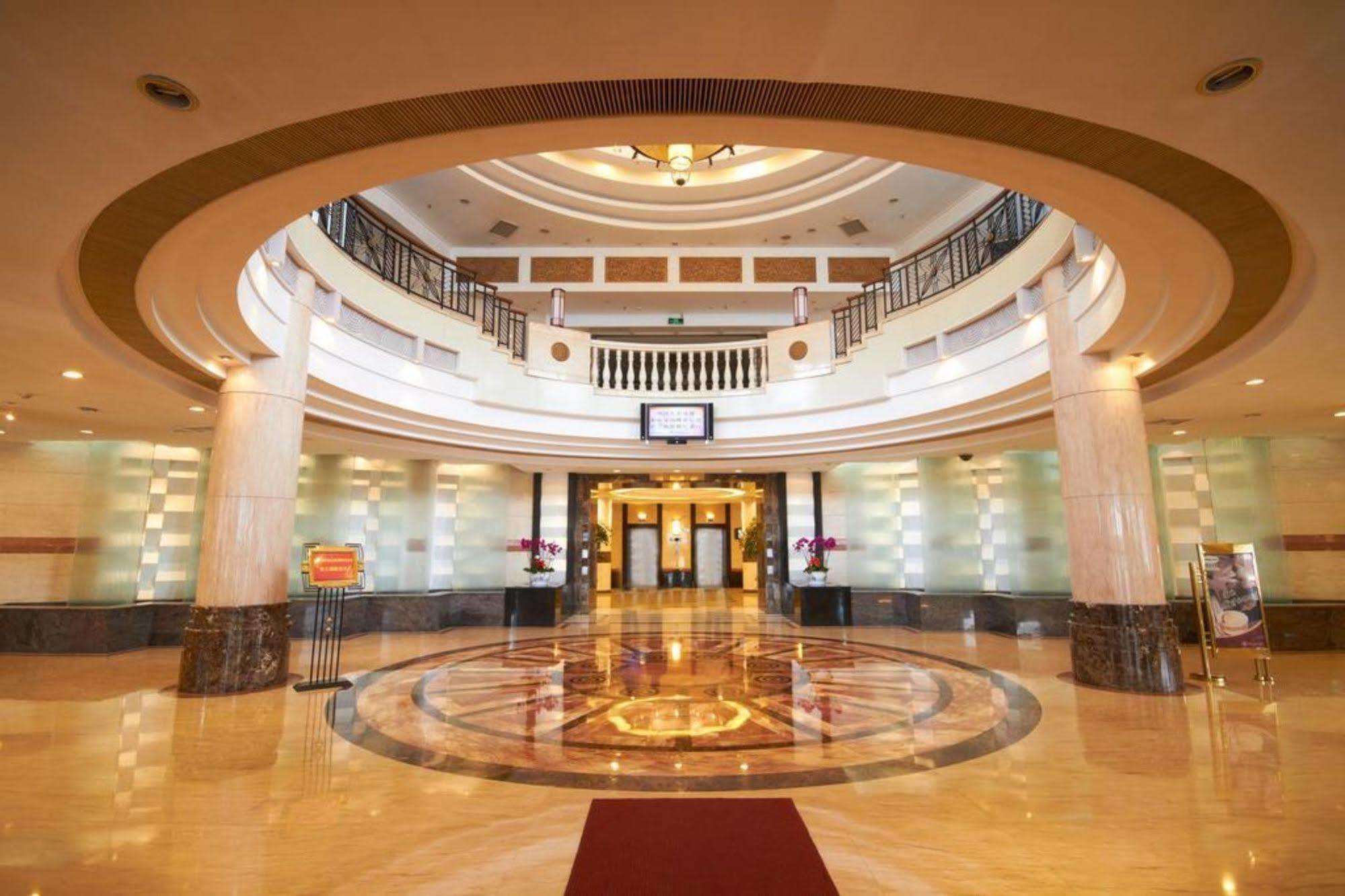 The Center Grand Hotel Янтай Екстериор снимка
