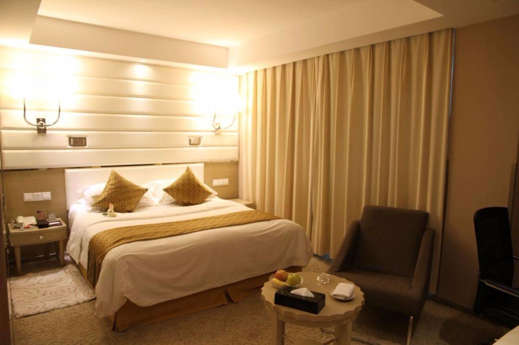 The Center Grand Hotel Янтай Екстериор снимка